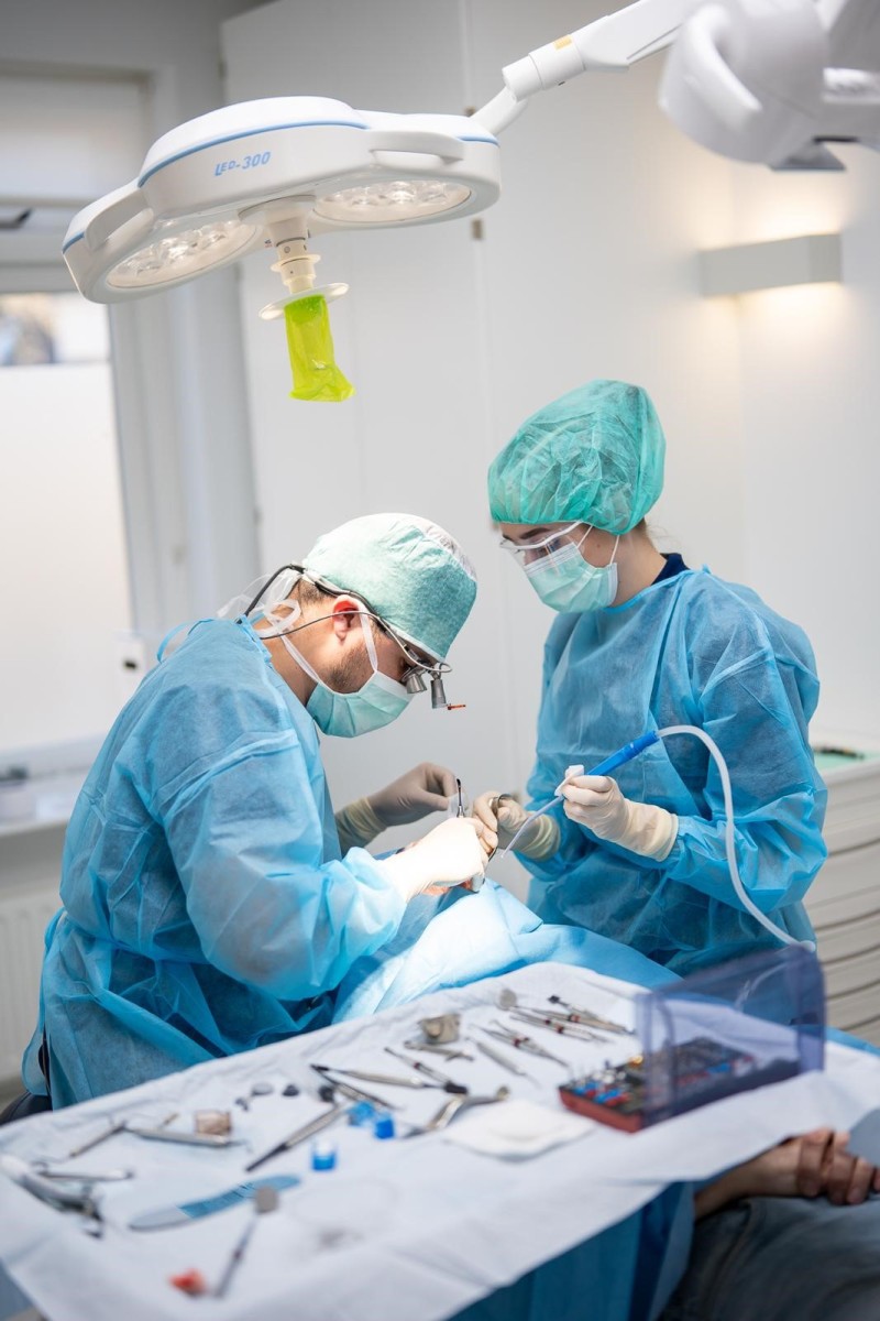 Prodentics tandarts-implantoloog Gianfranco en implantologie-assistente Jayda